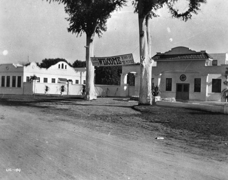The front of the Universal Pictures Company, featuring a banner that reads “Welcome,” “Carl Laemmle,” and “King of the Movies,” 1915, courtesy of Security Pacific National Bank Photo Collection, Digital Collections of the Los Angeles Public Library.