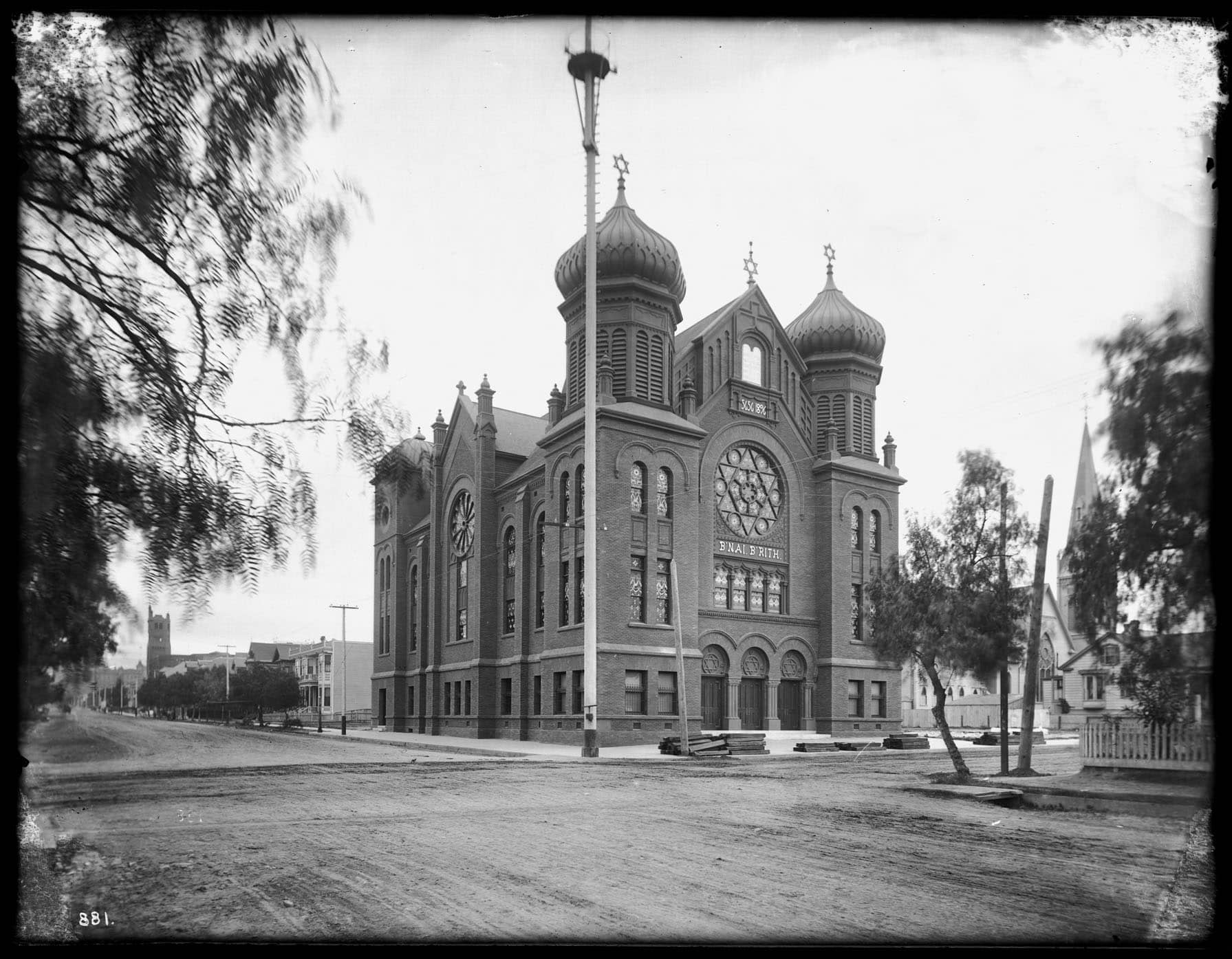 Exterior view of the B'nai B'rith Temple on Hope Street and Ninth Street in Los Angeles, ca.1902, CH Collection/Alamy Stock Photo.