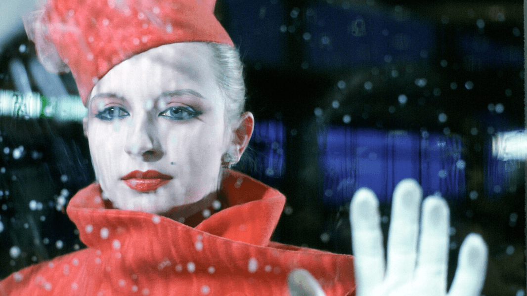 An unnamed woman (Tabea Blumenschein) she drinks her way through Berlin’s various watering holes.