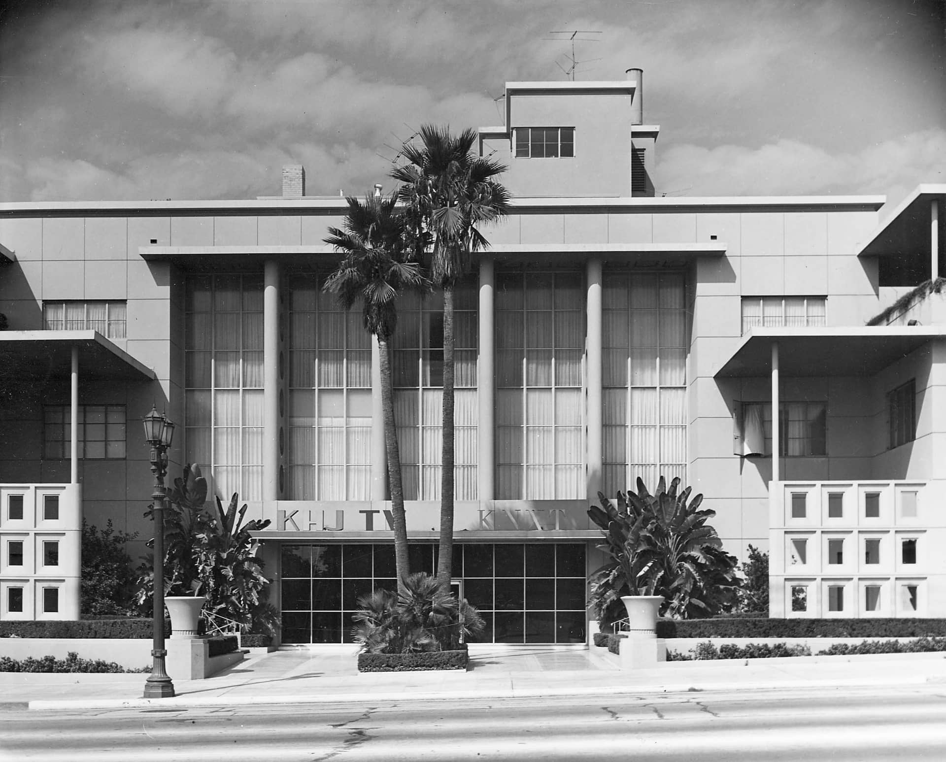 The exterior of the Mutual Don Lee Broadcasting System building, ca. 1960, before becoming the Academy of Motion Picture Arts and Sciences Pickford Center for Motion Picture Study
Courtesy of AMPAS reference collection, Margaret Herrick Library, Academy of Motion Picture Arts and Sciences, photo: Al Green & Associates