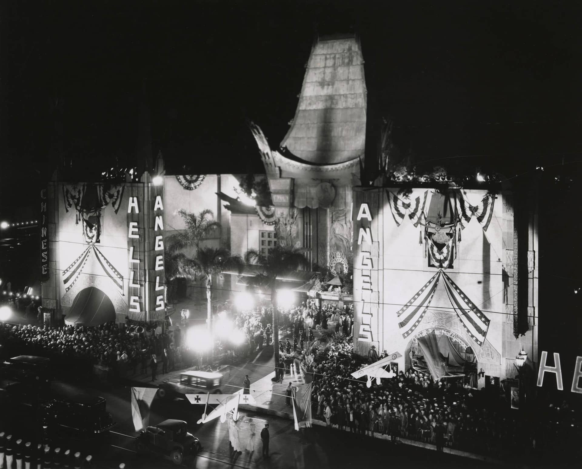The exterior of the Chinese Theatre on May 27, 1930, during the world premiere of Hell’s Angels (USA, 1930)
Courtesy of Howard Hughes collection, Margaret Herrick Library, Academy of Motion Picture Arts and Sciences