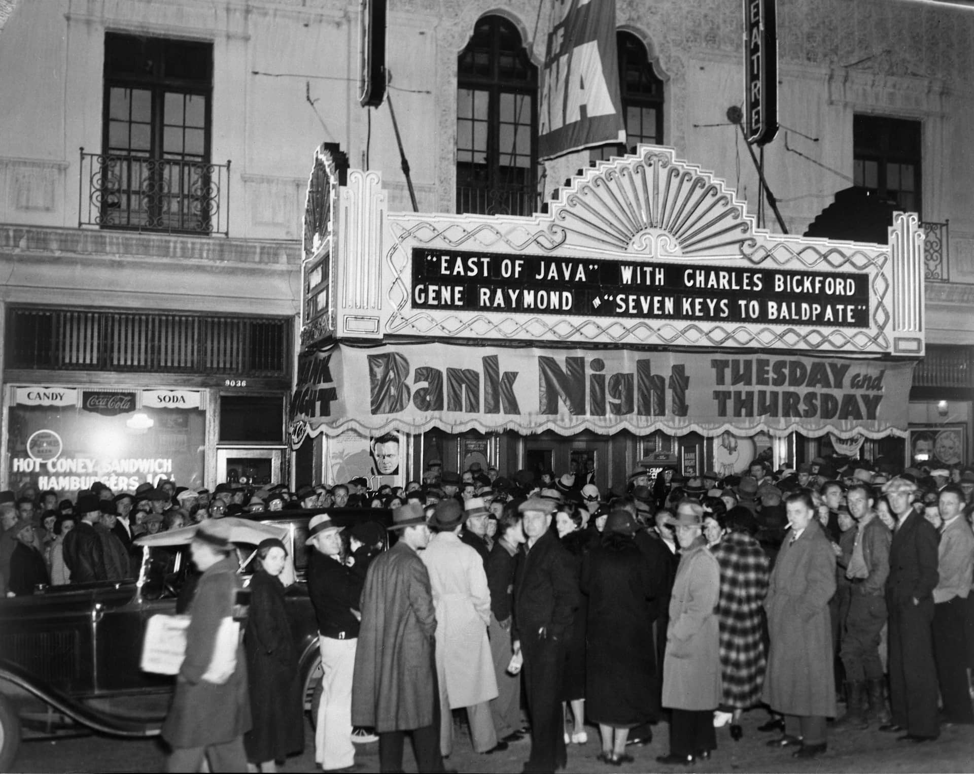 Crowds gather at the entrance of the Marquis Theatre, 1935
Courtesy of Tom B'hend and Preston Kaufmann collection, Margaret Herrick Library, Academy of Motion Picture Arts and Sciences, photo: Charles Rhodes