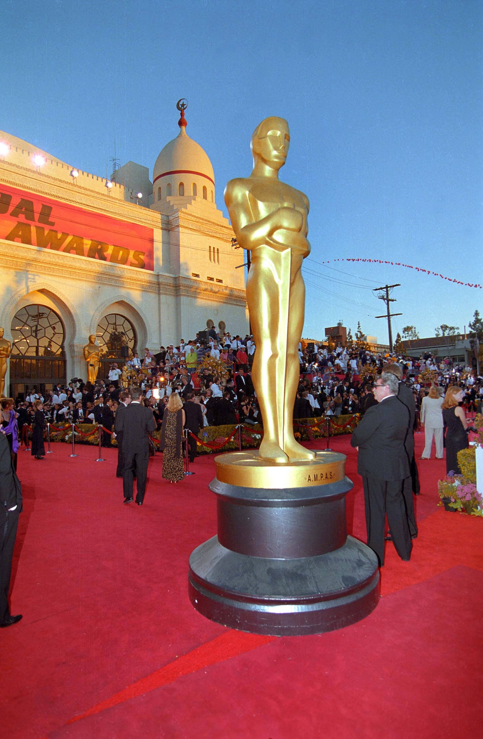A large replica of the Oscar statuette on the red carpet outside of the Shrine Auditorium during the Academy Awards ceremony, 1998
Courtesy of Academy Awards show photographs, Margaret Herrick Library, Academy of Motion Picture Arts and Sciences, photo: Long Photography