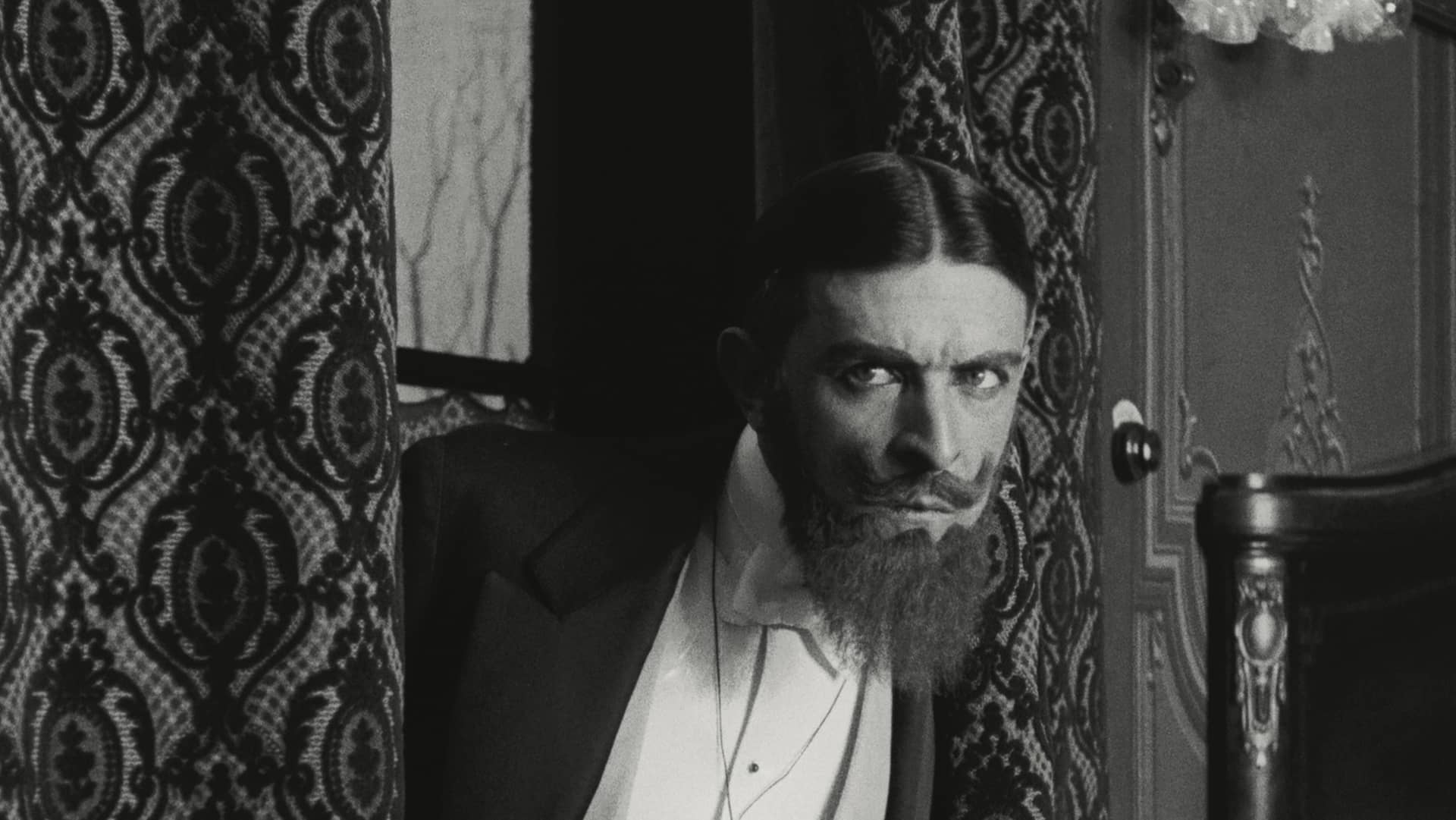 Equipped with lavish sets and costume designs, the first chapter of Louis Feuillade’s interpretation of Fantômas is a thrilling gateway to the entire series.