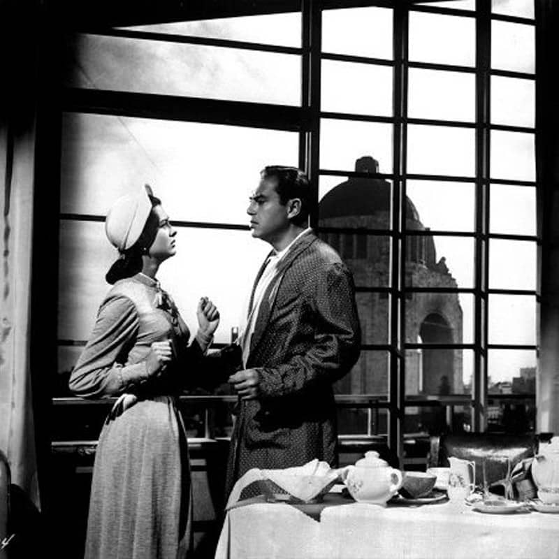 La noche avanza (Night Falls)